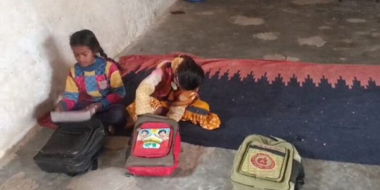 जान की बाजी लगाकर पढ़ने को मजबूर ननिहाल बच्चे, जर्जर छत, दहशत के साए में चल रहा सरकारी स्कूल,,, देखिऐ VIDEO
