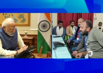 प्रधानमंत्री नरेंद्र मोदी ने सिल्कयारा सुरंग से सफलतापूर्वक बचाए गए श्रमिकों से टेलीफोन पर बातचीत की देखिऐ VIDEO