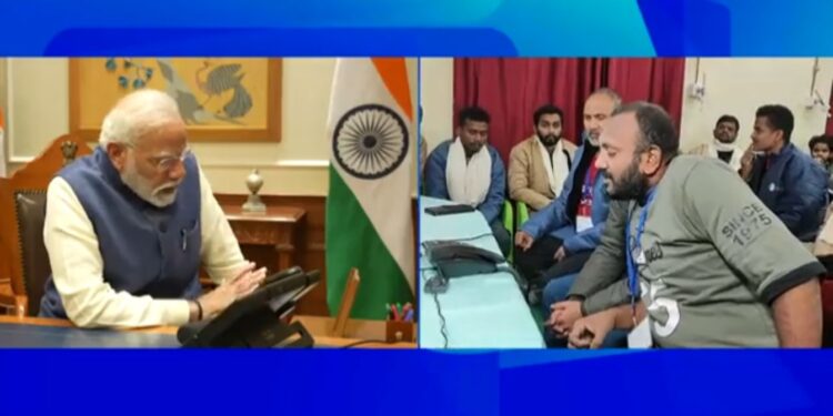 प्रधानमंत्री नरेंद्र मोदी ने सिल्कयारा सुरंग से सफलतापूर्वक बचाए गए श्रमिकों से टेलीफोन पर बातचीत की देखिऐ VIDEO