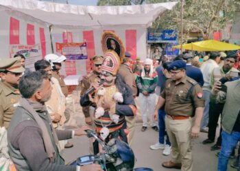यमराज बनाकर युवक ने पढ़ाया सड़क सुरक्षा का पाठ , यातायात संबंधित दी जानकारी किया जागरूक