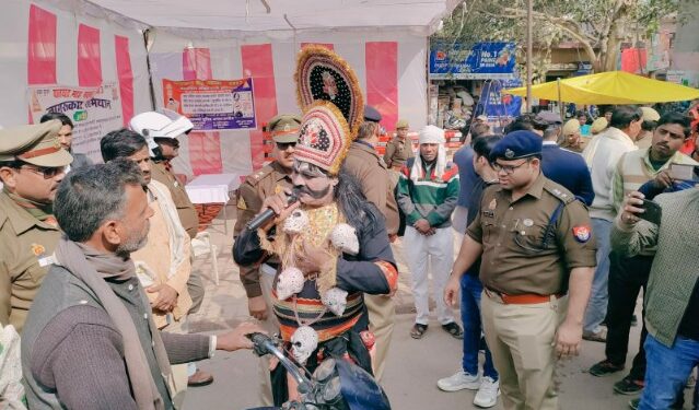 यमराज बनाकर युवक ने पढ़ाया सड़क सुरक्षा का पाठ , यातायात संबंधित दी जानकारी किया जागरूक