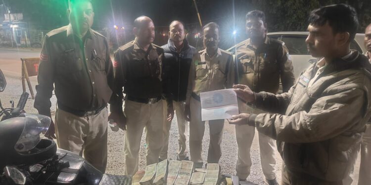 SP अभिजीत रंजन के निर्देशन में थाना कैमोर द्वारा सघन वाहन चेकिंग दौरान एक व्यक्ति से मो.सा क्र Mp21ms2551की डिक्की में 3,02,300 ₹ कैश ले जाते हुए पकड़ा गया जो पूछताछ कर तस्दीक करने व दस्तावेज प्रस्तुत करने पर व्यक्ति को मौके पर नगद राशि वापस की गयी