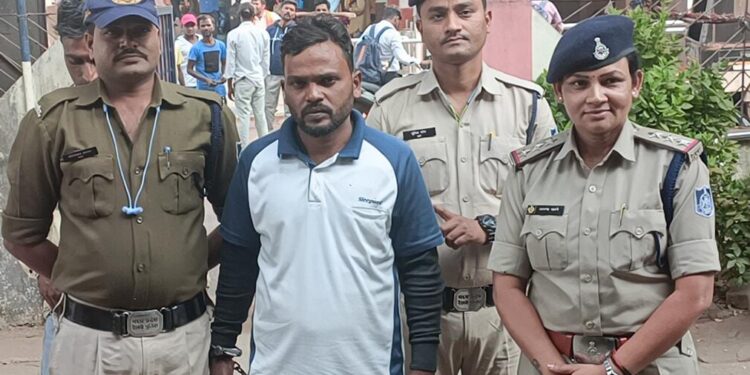 5 वर्ष पुराने लूट के प्रकरण में फरार चल रहे आरोपी को जीआरपी कटनी ने किया गिरफ्तार।