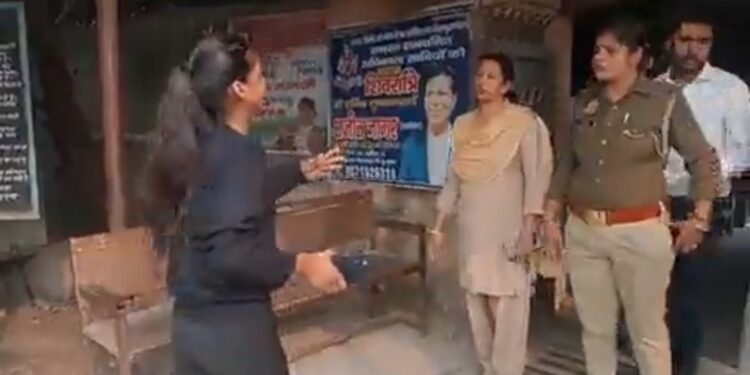 न्याय न मिलने से तंग युवती ने किया आत्मदाह का प्रयास