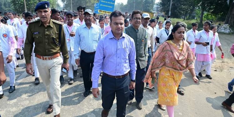 नर्सिंग पैरामेडिकल विधार्थियों ने ली शत-प्रतिशत मतदान की शपथ.  रैली भी निकाली गई, कलेक्टर हुये शामिल.