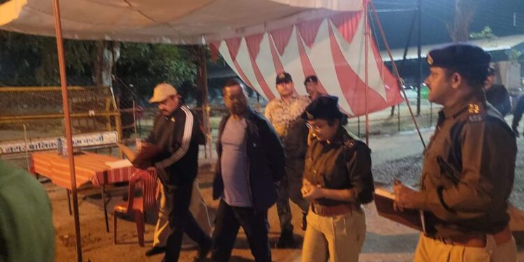 पुलिस प्रेक्षक ने किया स्ट्रांग रूम का निरीक्षण