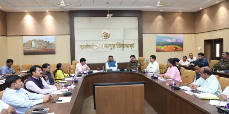 कलेक्टर श्री पुष्प ने ली समय सीमा प्रकरणों और विधानसभा निर्वाचन की तैयारियों की समीक्षा बैठक आगामी त्यौहारों के दृष्टिगत सभी आवश्यक तैयारियां समय पूर्व करने के निर्देश दिए