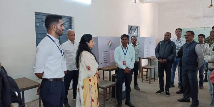 निर्वाचन कार्य में संलग्न अधिकारी-कर्मचारी 9 नवंबर से करेंगे मतदान कलेक्टर ने लिया तैयारियों का जायजा