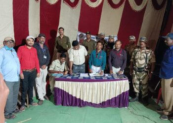 कौंड़िया में बनाये गये चेक पोस्ट में 97 हजार रुपये जब्त एसएसटी एवं एफएसटी की टीमें कर रही हैं वाहनों की जांच