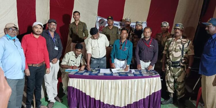 कौंड़िया में बनाये गये चेक पोस्ट में 97 हजार रुपये जब्त एसएसटी एवं एफएसटी की टीमें कर रही हैं वाहनों की जांच