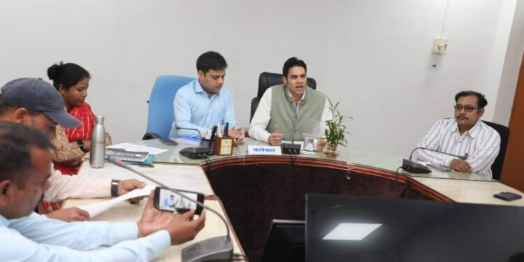 कलेक्टर एवं जिला निर्वाचन अधिकारी श्री अवि प्रसाद ने प्रिंट एवं इलेक्ट्रानिक मीडिया से की चर्चा विधानसभा निर्वाचन के संबंध में दी जानकारी