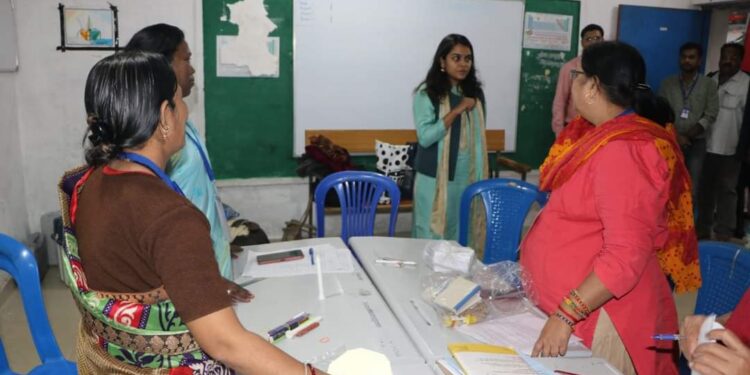 सखी मतदान केंद्र की महिला मतदानकर्मियों से कलेक्टर सुश्री ऋजु बाफ़ना ने की चर्चा