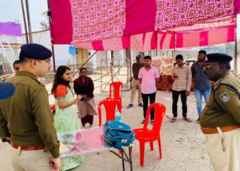 कलेक्टर सुश्री ऋजु बाफ़ना व पुलिस अधीक्षक अमित कुमार द्वारा आज कृषि उपज मंडी नरसिंहपुर में विधान सभावार बनाए गए ईवीएम स्ट्रांग रूम का निरीक्षण किया गया।