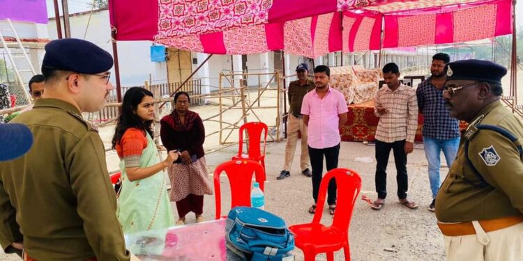 कलेक्टर सुश्री ऋजु बाफ़ना व पुलिस अधीक्षक अमित कुमार द्वारा आज कृषि उपज मंडी नरसिंहपुर में विधान सभावार बनाए गए ईवीएम स्ट्रांग रूम का निरीक्षण किया गया।