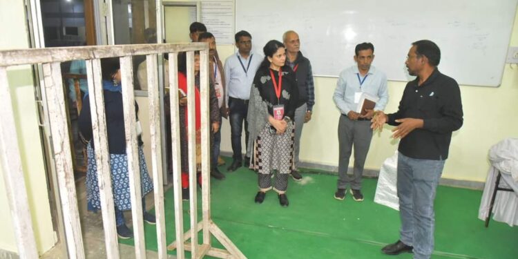 अपर मुख्य निर्वाचन पदाधिकारी ने किया स्ट्राँग रूम एवं मतगणना स्थल का निरीक्षण