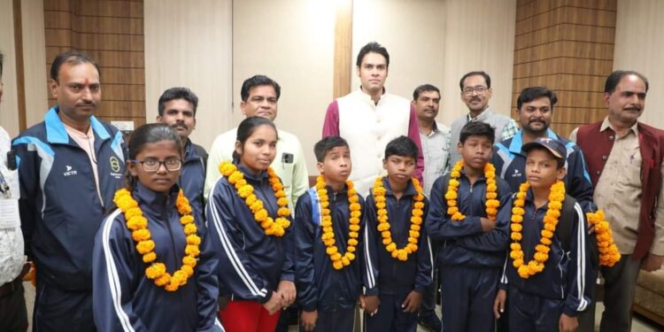 कलेक्टर श्री प्रसाद ने नेशनल ब्लाइंड जूडो प्रतियोगिता में शामिल होने वाले खिलाडियों को शुभकामना देकर किया रवाना  कहा आल द बेस्ट, बढाया हौसला