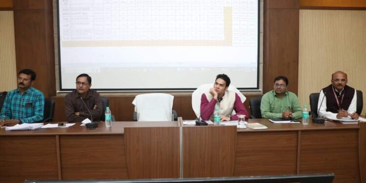 खराब परीक्षा परिणाम वाले 10 स्कूलों के प्राचार्या को एक दिसंबर को किया गया तलब  कलेक्टर श्री प्रसाद के समक्ष कार्ययोजना प्रस्तुत करने के निर्देश
