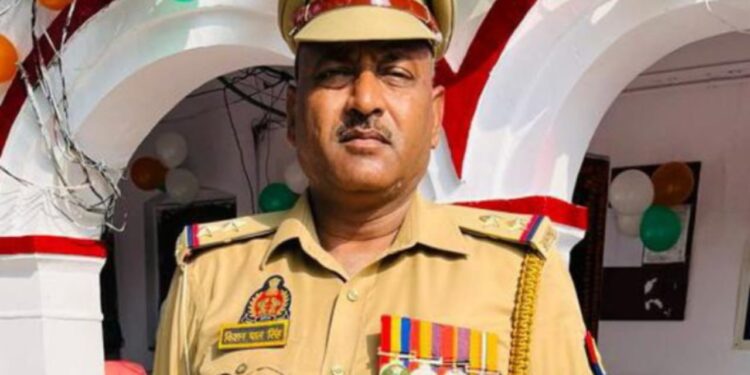 आगामी त्यौहारों को मद्देनजर रखते हुए इंदरगढ़ थाना अध्यक्ष किशनपाल सिंह ने क्षेत्र की जनता से शांति एवं प्रेम पूर्वक त्यौहार मनाने की की अपील