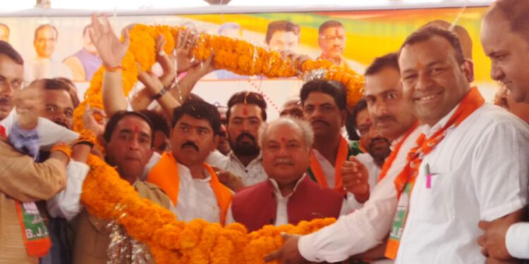 भारत जोडने के लिए भाजपा का एक ही लाल काफी है मोदी जी… नरेंद्र सिंह तोमर  भाजपा प्रत्याशी घनश्याम चंद्रवंशी के लिए केंद्रीय मंत्री नरेंद्र सिंह तोमर ने ग्राम अरनिया कलां में आमसभा..।