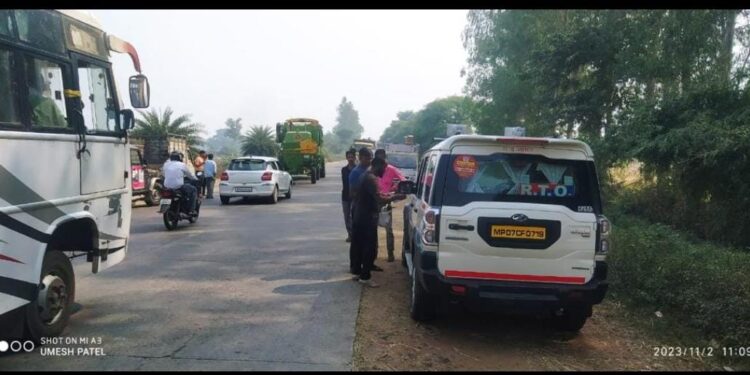 क्षेत्रीय परिवहन अधिकारी श्रीमति निशा चौहान के नेतृत्व में परमिट शर्तो के उल्लघंन पर चालानी कार्यवाही में 30 चालान से 42500 वसूले गए