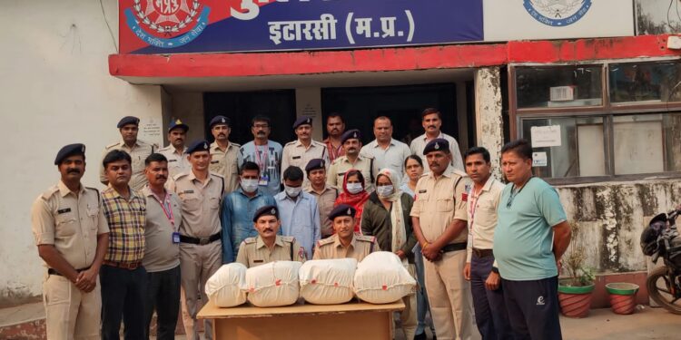 टीआई गौरव बुंदेला के नेतृत्व में अंतर्राज्यीय गाँजा तस्कर गिरोह की दो महिला सरगना सहित 4 सदस्य को किया गिरफ्तार,7 लाख रु. कीमती का अवैध मादक पदार्थ किया जप्त
