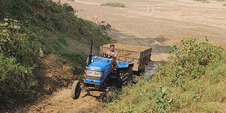 तवा एवं नर्मदा नदी की रेत खदानों पर दिनदहाड़े हो रहा रेत का अवैध उत्खनन और परिवहन, खदानों पर रसूखदार रेत माफिया हावी,ट्रैक्टर ट्रालियों से चल रहा खुलेआम रेत का खेल….देखे VIDEO