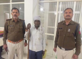 रीठी पुलिस ने घेरा बंदी कर दबोचा ग्राम पंचायत भवन के बाहर गांजा लिए खड़ा था आरोपी,