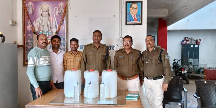 स्लीमनाबाद पुलिस द्वारा अलग अलग स्थानो पर दबिश देकर भारी मात्रा मे अवैध शराब जप्त की गई ।