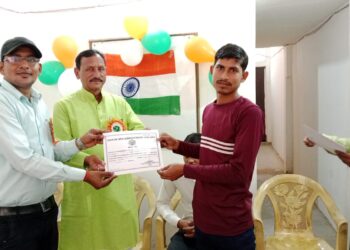 तीन दिवसीय खाद्य प्रसंस्करण में स्वरोजगार के बारे छात्र-छात्राओं को दी गई जानकारी लाभार्थियों को वितरित किए गए प्रमाण पत्र
