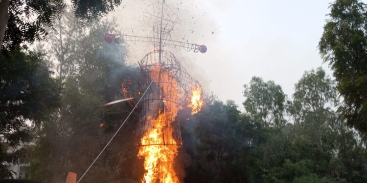 राम ने युद्ध में रावण पर पाई विजय , आग लगते ही धू धू कर जला पुतला