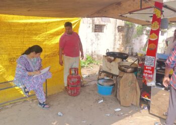 खाद्य विभाग के दल ने खाद्य प्रतिष्ठानों से 3 घरेलू गैस सिलेण्डर जप्त किये*