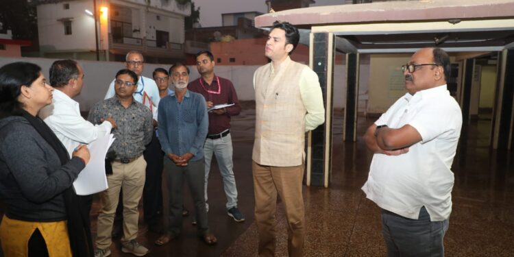 *मतदान दलों की सुविधाओं का रखें खास ख्याल* *कलेक्टर श्री प्रसाद ने अफसरों को दी हिदायत* *निर्वाचन में मतदान कर्मियों की अहम भूमिका*