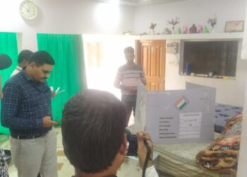 बुजुर्ग और दिव्यांग मतदाताओं का वोट लेने घर पहुँचे पीठासीन अधिकारी  पहले दिन 233 और दूसरे दिन 84 मतदाताओं ने किया वोटिंग,12 मतदाता है बाहर जबकि 4 हो चुके हैं मृत