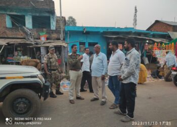 *पटाखा व्यापारियों को थाना प्रभारी ने किया सचेत बिना अनुमति नहीं खुलेंगी पटाखे की दुकान*