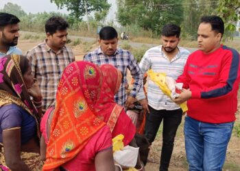 दीपावली के पर्व पर वितरण की मिठाई व गर्म कपड़े