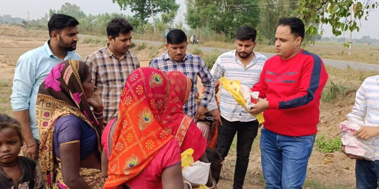 दीपावली के पर्व पर वितरण की मिठाई व गर्म कपड़े