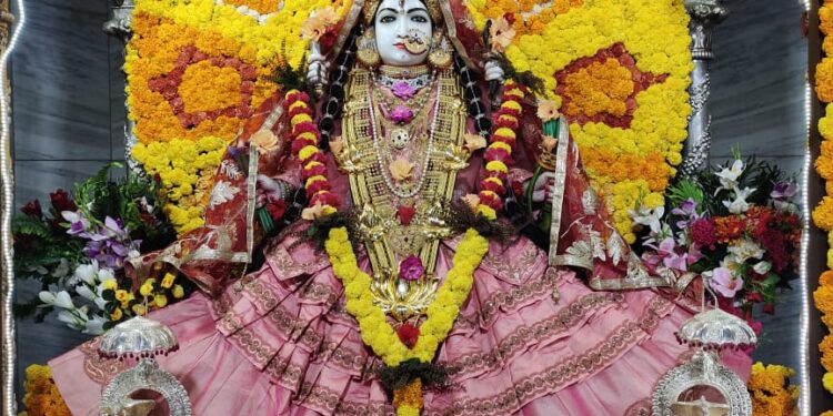 *अन्नकूट पावन पर्व परमा पर मां त्रिपुरसुंदरी मैया का रंग बिरंगें फूलों से हुआ अलौकिक श्रृंगार*