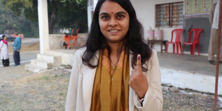 कलेक्टर एवं ज़िला निर्वाचन अधिकारी सुश्री ऋजु बाफ़ना ने मतदान केंद्र 167 नरसिंहपुर में मतदान किया।उन्होंने ज़िले के सभी मतदाताओं से अपील की है कि मतदान अवश्य करें।