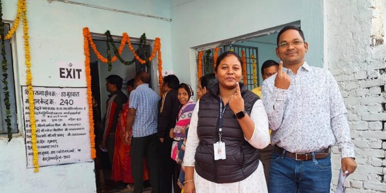 *अपर कलेक्टर साधना परस्ते ने शासकीय प्राथमिक शाला भवन कैरिन लाईन पहुंचकर किया मतदान*