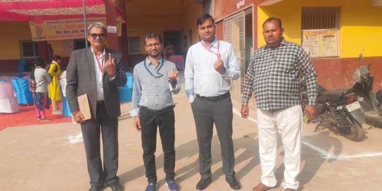लोकतंत्र के महापर्व मतदान दिवस पर कटनी के तहसीलदार ग्रामीण अजीत तिवारी और नायब तहसीलदार अतुलेश सिंह बघेल ने मुड़वारा विधानसभा क्षेत्र के सेठ जैन उच्चतर माध्यमिक शाला स्टेट बैंक मुख्य शाखा के सामने स्थित मतदान केंद्र क्रमांक 178 में मतदान किया।