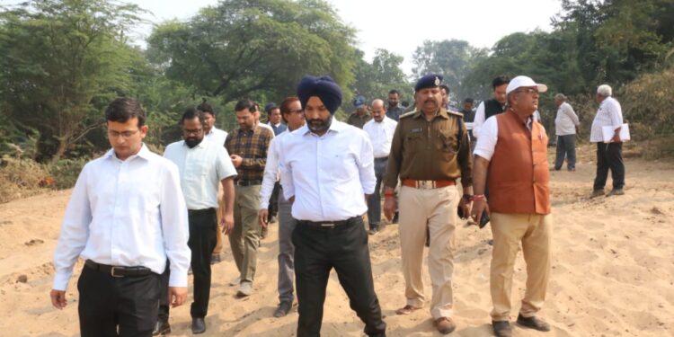 बांद्राभान मेले की तैयारियों का कलेक्टर एसपी ने किया निरीक्षण,मेला स्थल पर समतलीकरण,लेआउट,पार्किंग सहित सुरक्षा की सभी तैयारियां शीघ्र पूर्ण करने के दिए निर्देश