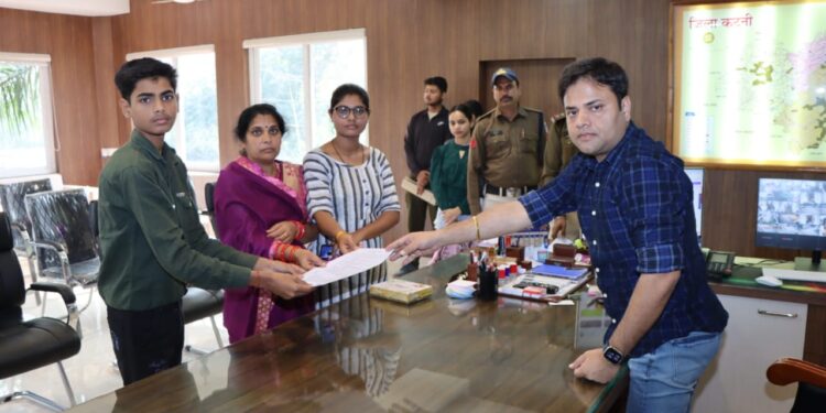 *कटनी पुलिस का बाल आरक्षक बना 15 वर्षीय अभिनेष, पुलिस कप्तान ने दिया नियुक्ति पत्र*
