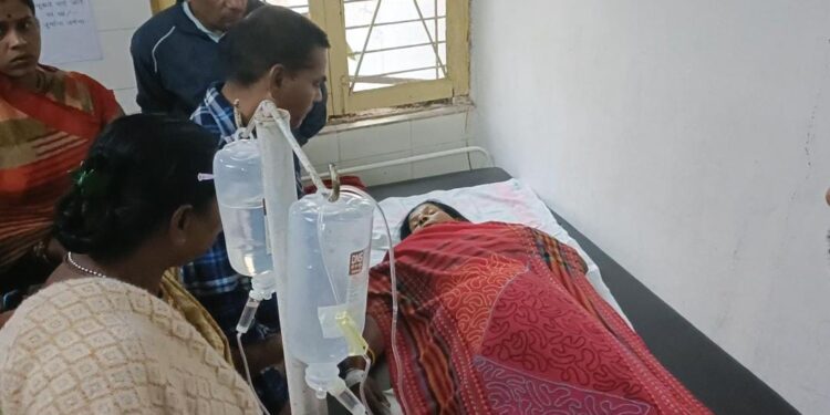 *दो महिलाओं को कार ने मारी टक्कर, एक की मौत, दूसरी को किया गया रेफर* *कैमोर के पेट्रोल पंप के समीप सड़क किनारे सब्जी खरीदते समय दुर्घटना का शिकार हुईं महिलाएं*