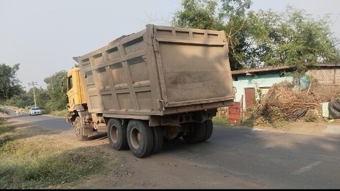 हरदा जिले में रेत का अवैध कारोबार जोरों से चल रहा है बागुड ही फ़सल खा रही वाली कहावत चुनाव आचार संहिता में चरितार्थ हो रही है।