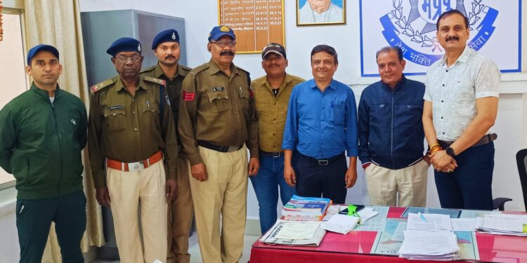 थाना नवघर (भायंदर) मुंबई में गुमशुदा याददाश्त खो चुके वृद्ध पुरष को जीआरपी थाना इटारसी द्वारा किया गया परिजनों के सुपुर्द
