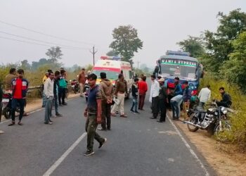 बस की टक्कर से बाइक एक युवक की मौत, दो घायल,बस जब्त-चालक फरार