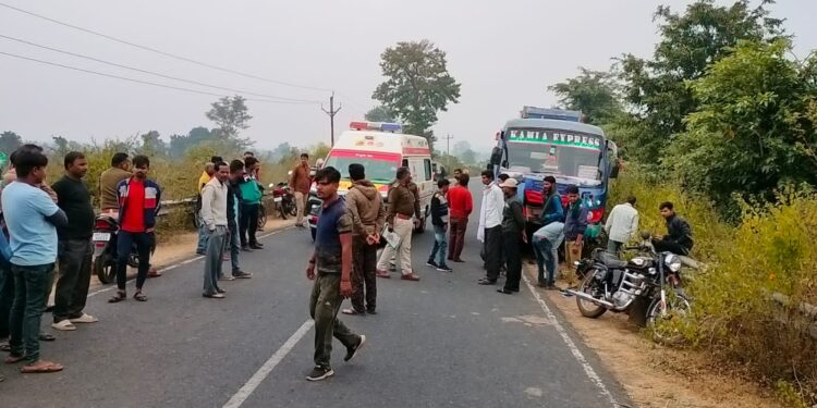 बस की टक्कर से बाइक एक युवक की मौत, दो घायल,बस जब्त-चालक फरार