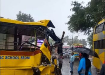 उदय पब्लिक स्कूल बस के साथ नंदन बस आमने सामने टकराई  चालक-परिचालक को आई चोट