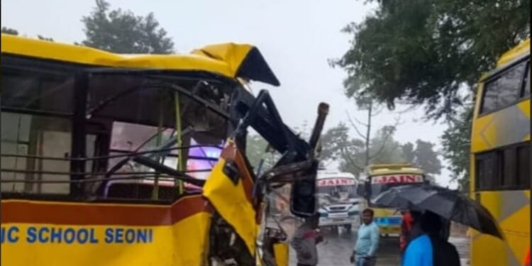 उदय पब्लिक स्कूल बस के साथ नंदन बस आमने सामने टकराई चालक-परिचालक को आई चोट