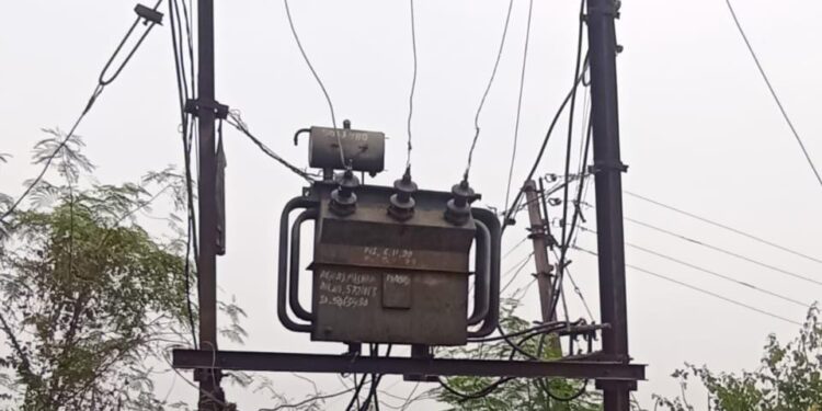 देवरी पाठक में किसानों के लिए लगा ट्रांसफार्मर पांच महीने से खराब, जिम्मेदार बेपरवाह